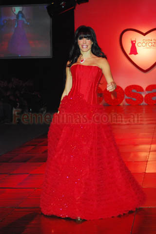 Laura Figalgo con un vestido rojo corset falda amplia